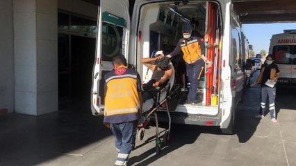 İŞ YERİNE GİDERKEN DÖVÜLÜP, TABANCA KABZASIYLA YARALANDI