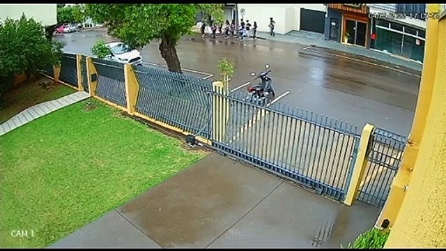 (Vídeo) Motorista atropela fanfarra e foge deixando 5 jovens feridos