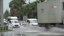 Samsun gündem haberleri | Samsun'da sağanak yağış...Yollar göle döndü, sürücüler zor anlar yaşadı