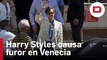 Locura entre los aficionados ante la llegada de Harry Styles al festival de cine de Venecia