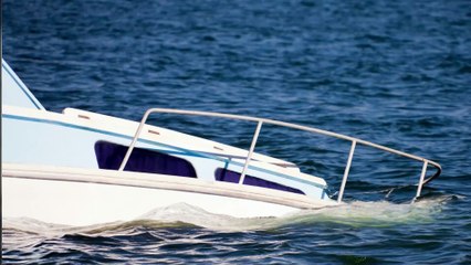 Son bateau coule, il saute dans son congélateur et part à la dérive (VIDEO)