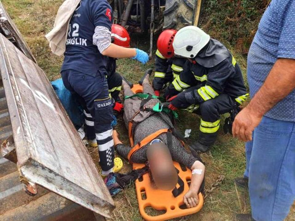 Son dakika haberi! Fındıktan eve dönen ailenin içerisinde bulunduğu traktör devrildi: 1 ölü, 4 yaralı