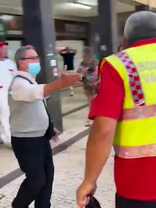 Familiares espancam bombeiros