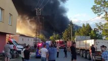 Silivri'de elektrikli ev aletleri fabrikasındaki yangına itfaiye müdahale ediyor