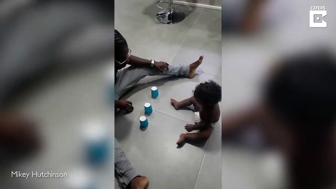 Ce bébé est meilleur que papa au jeu des gobelets