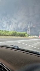 L'impressionnant mur de fumée pendant un feu de foret au Kazakhstan