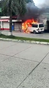 Microbús en llamas avanza varios metros e impacta en inmueble