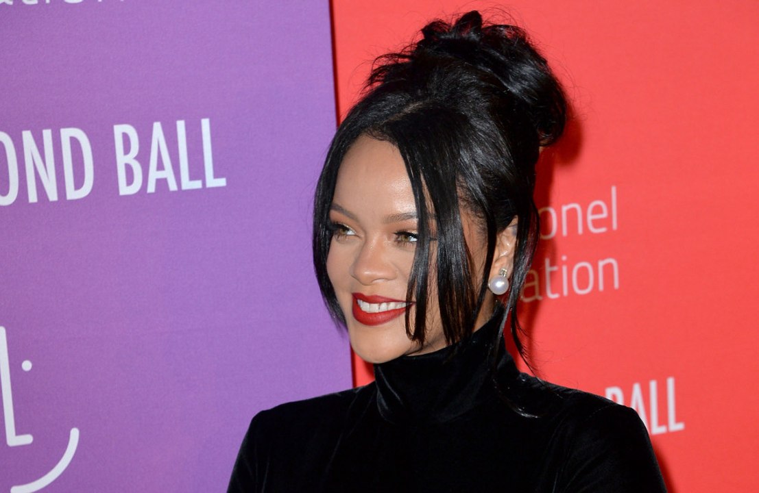 Rihanna aide le personnel d'un restaurant à nettoyer après une soirée