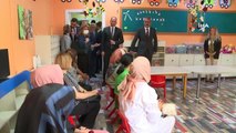 Bakan Özer'den uyum eğitimleri programına başlayan okula ziyaret