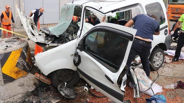 Gişelerden geçmek isterken beton bariyere çarptı! Feci kazada araçta bulunan 4 kişi hayatını kaybetti