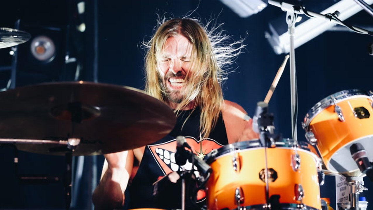 Konzert ohne Taylor Hawkins (†): So rührend gedenken die Foo Fighters ihrem Drummer