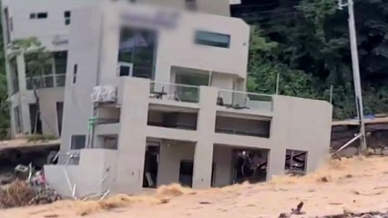 하천 범람에 펜션 '기우뚱'...붕괴 위기에 투숙객 대피 / YTN