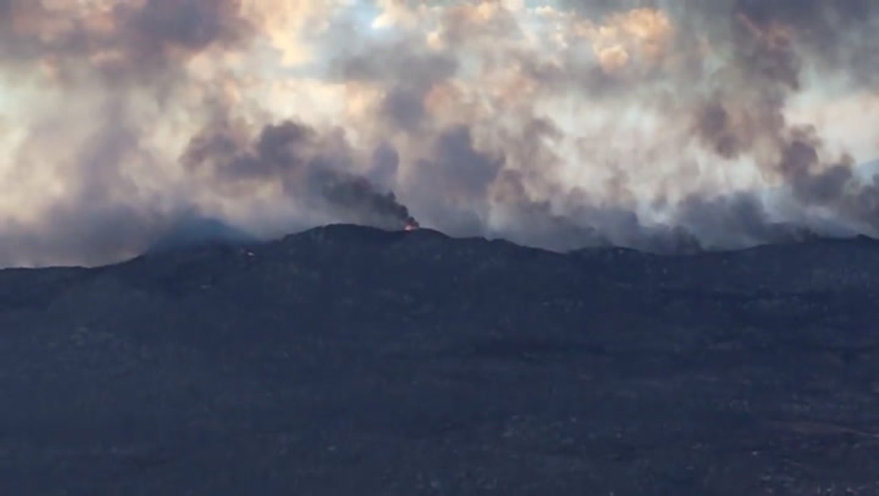 Brush fire rapidly spreads in the San Jacinto Valley, destroying homes