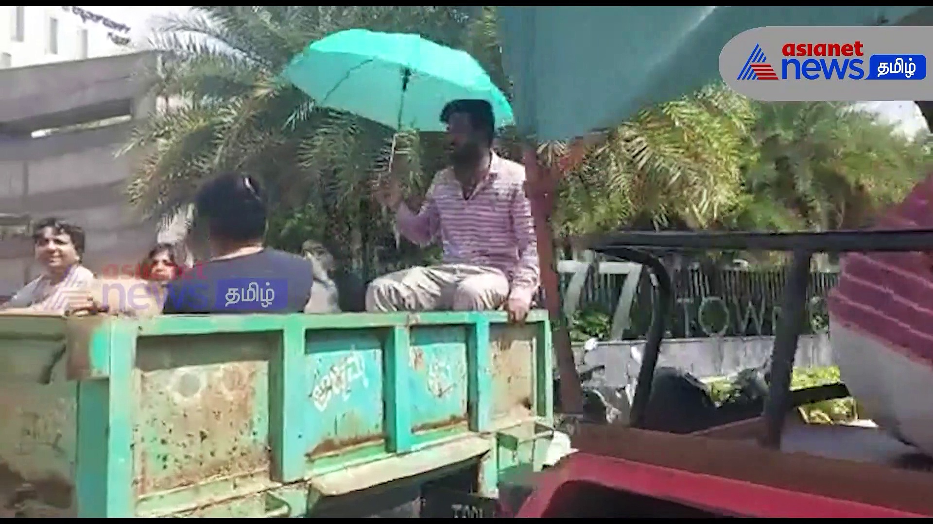 Watch : தத்தளிக்கும் பெங்களூரு! குடும்பத்துடன் டிராக்கடரில் வெளியேரிய CEO வினோத் கௌஷிக்!