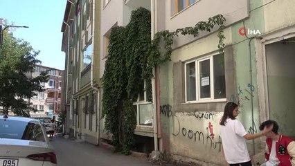 Bu binanın bir katı sarmaşıkla kaplı...Şelaleyi andıran görüntüsüyle dikkat çekiyor