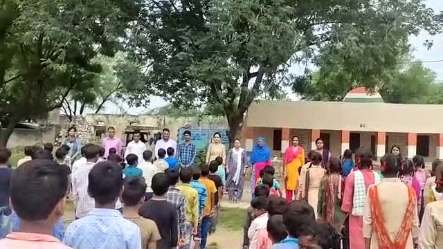 मेहनत व जुनून से बदली स्कूलों की तस्वीर...