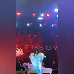 Bülent Ersoy'un sahnede göğüsleri açıldı