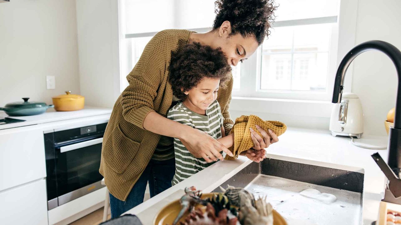 Keimschleuder Geschirrtuch: So oft solltet ihr es wechseln