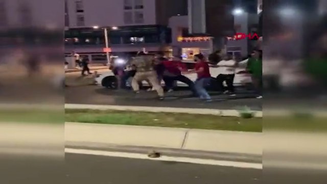 Eğlence mekanı çıkışında yere düşürüp dövdüler