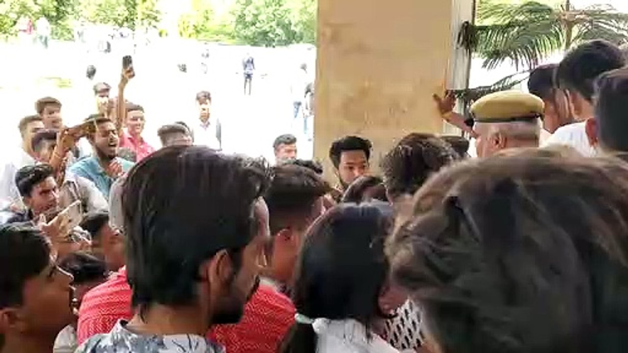 Video... यूनिवर्सिटी प्रशासनिक भवन पर प्रदर्शन...