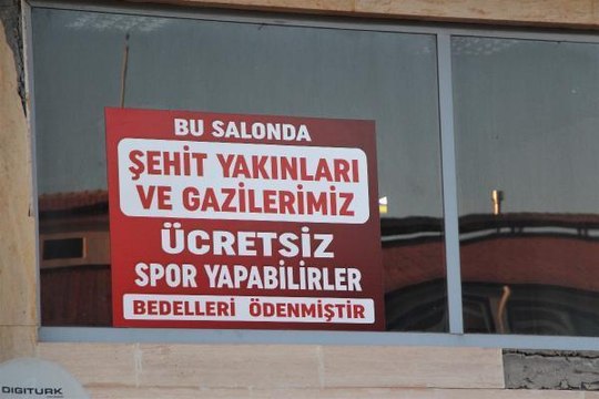 Son dakika gündem: İKİ ÖĞRENCİSİ ŞEHİT OLAN SPOR SALONU İŞLETMECİSİNDEN DUYGULANDIRAN AFİŞ