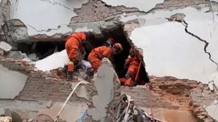 Prosiguen las tareas de rescate tras el sismo que deja ya 65 muertos en China