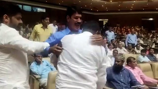 शिक्षक दिवस पर हंगामा करने वाले शिक्षक पर कार्रवाई, किया निलंबित