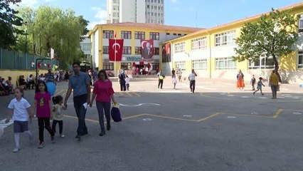 Uyum eğitiminin ikinci gününde öğrenciler velileriyle okullara geldi