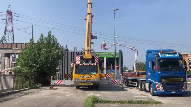 Gru crollata sui binari a Bussero, via ai lavori di rimozione