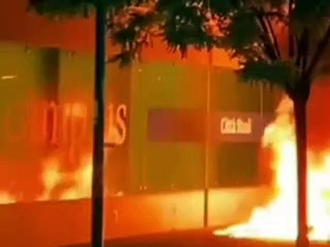 Incendia cestini rifiuti a Milano: preso piromane con 20 accendini in tasca