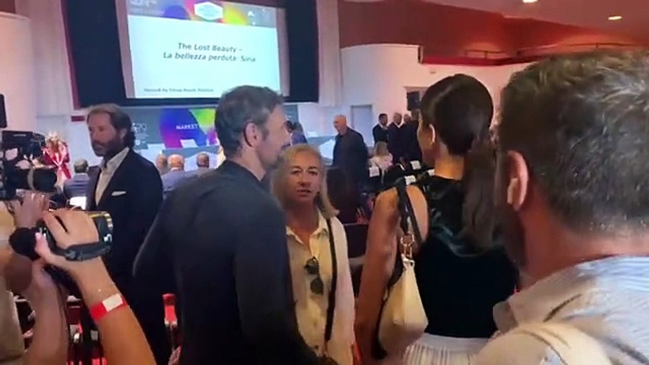 Raoul Bova arriva al Lido accolto da Rocio, il saluto ai 'suoceri'