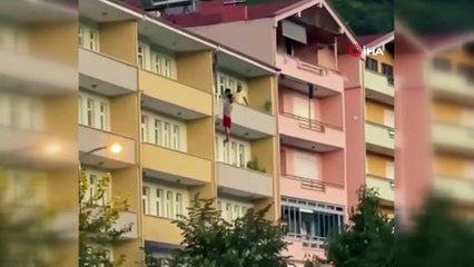 Bunalıma giren genç evinin balkonundan boşluğa kendini böyle bıraktı