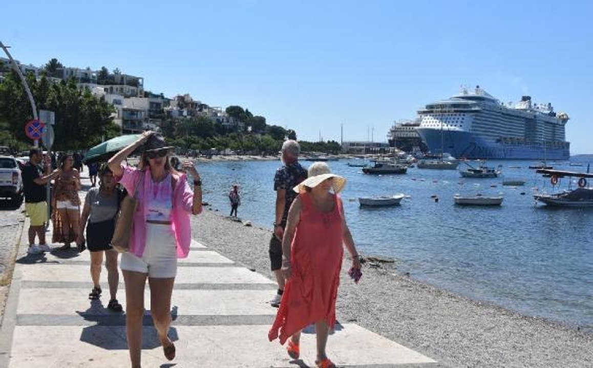 BODRUM'A 2 KRUVAZİYER GEMİ İLE 5 BİN 316 TURİST...