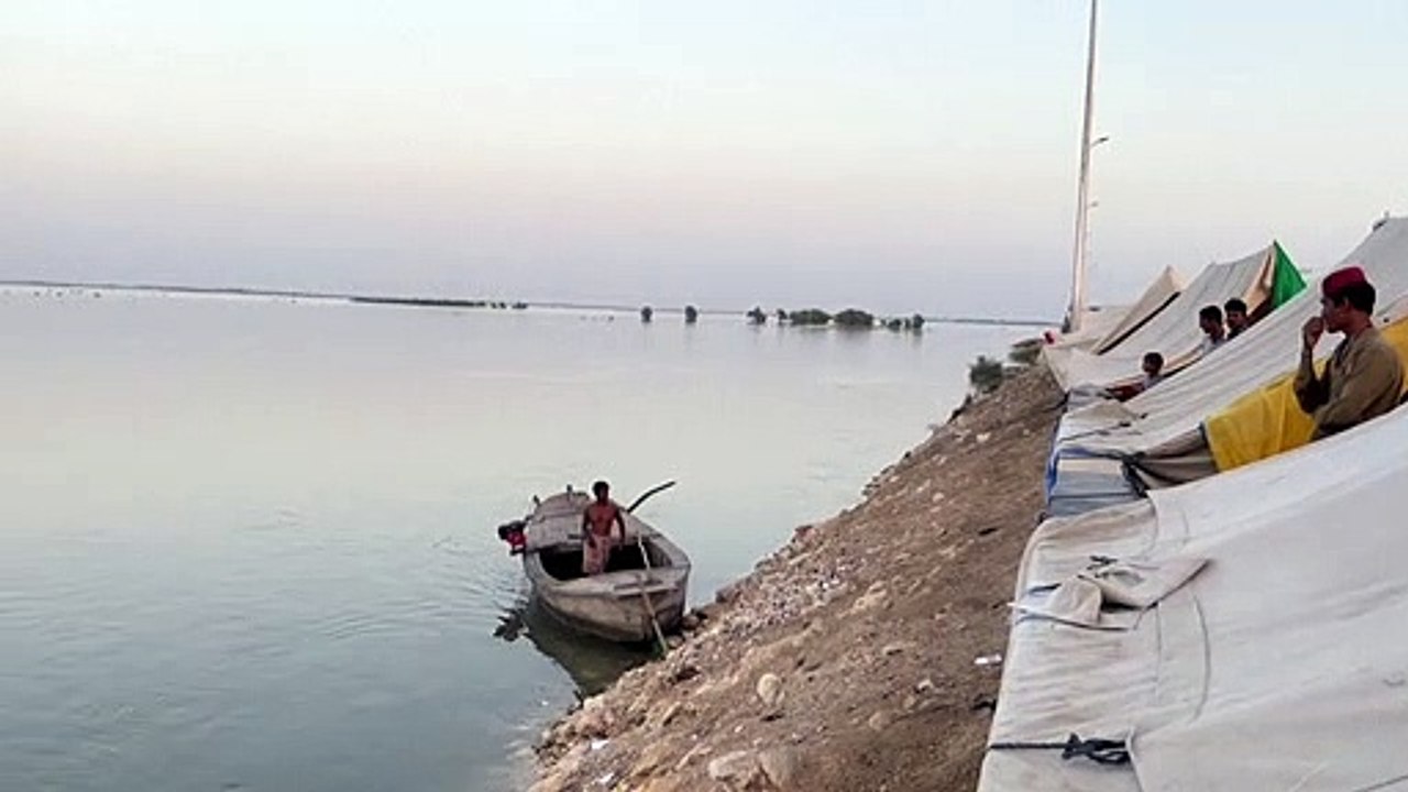 Des milliers de Pakistanais sans abris après les inondations