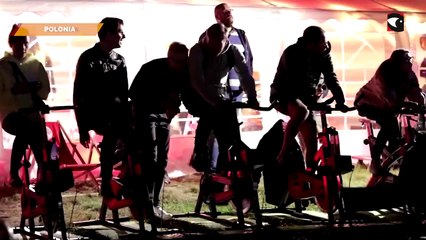 Espectadores pedalean para generar energía en un cine de Varsovia