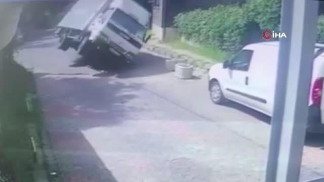 Sarıyer'de freni boşalan kamyonetin devrilme anı kamerada