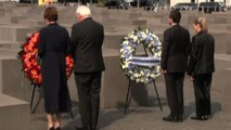 Steinmeier ed Herzog pregano davanti al Memoriale dell'Olocausto