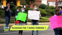 Extrabajadores de Mexicana de Aviación bloquean la Terminal 1 del AICM