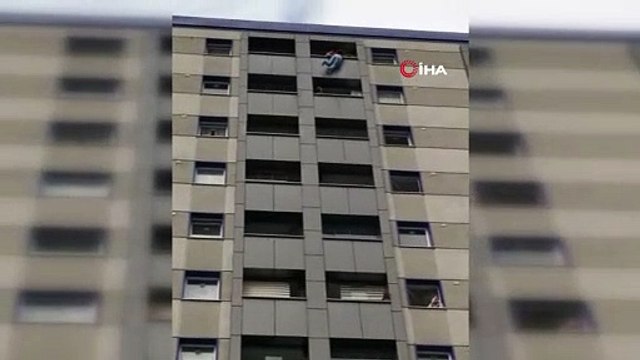 Gaziosmanpaşa'da Bir Kadın 12. Katın Balkonunda Kendisini Aşağıya Doğru Sarkıttı!