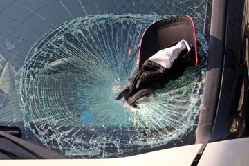 Bisikletli yaşlı adamdan geriye topladığı içecek kutuları ve araç camına sıkışmış şapkası kaldı