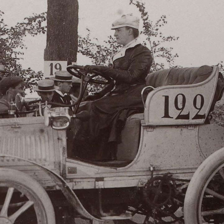Aventurière, sportive, pianiste, chanteuse lyrique… le destin hors du commun mais méconnu de Camille du Gast