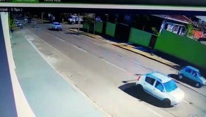 Tải video: Internauta pede ajuda para localizar condutor que colidiu contra veículo Palio Fire - veja imagens do momento