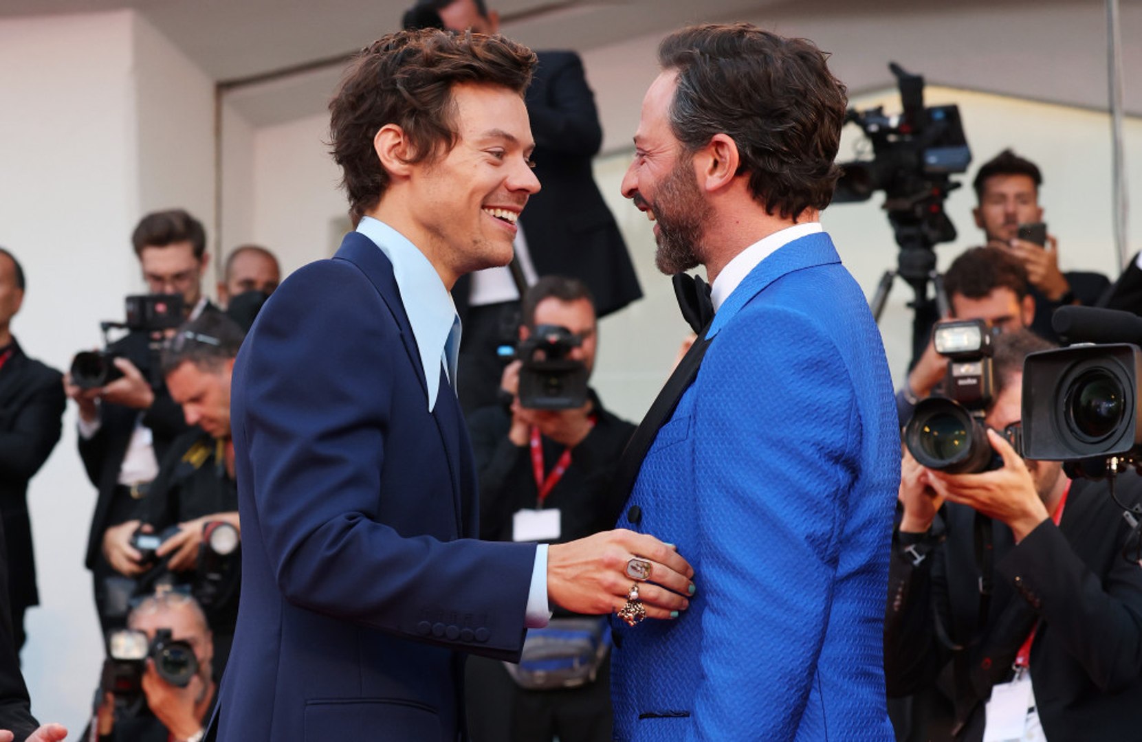 ハリー スタイルズ 新作プレミアでニック クロールとキス 動画 Dailymotion