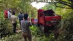 Afyon gündem haberleri... Çay yüklü kamyon uçuruma yuvarlandı: 1'i ağır 3 yaralı