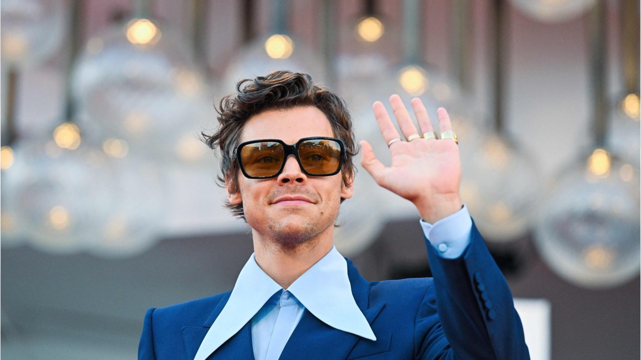 VOICI : Harry Styles a-t-il craché sur Chris Pine ? Les internautes s'interrogent après des images troublantes