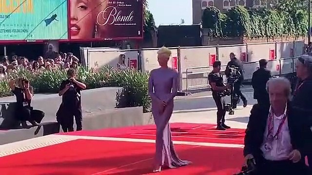 Mostra Venezia, Tilda Swinton sul red carpet: è suo il look più originale - Video