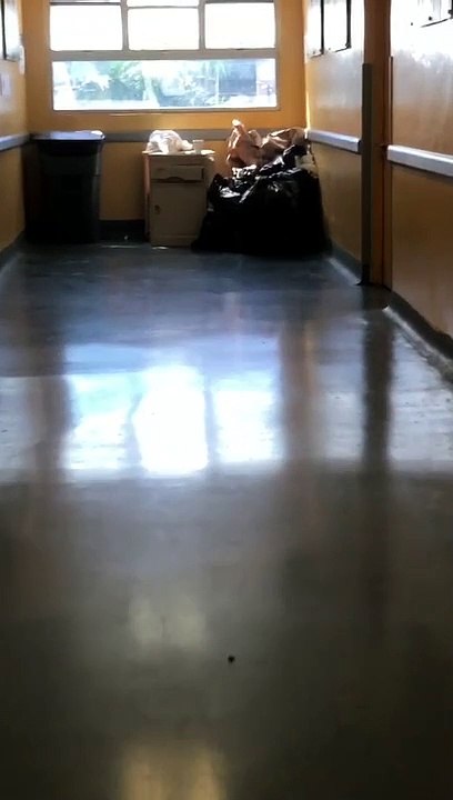 Denuncian basura en pasillos del Hospital Darío Contreras