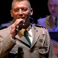 Ces deux membres de la Légion étrangère, un Russe et un Ukrainien, rendent hommage aux victimes de la guerre en Ukraine