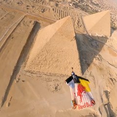 Ces deux Français ont survolé les pyramides en wingsuit
