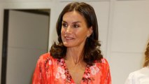 La reina Letizia reaparece muy bronceada tras sus vacaciones secretas con el vestido que alarga el verano